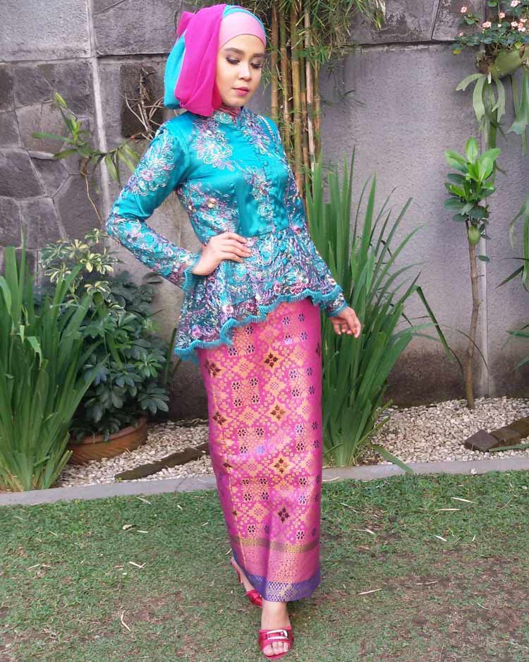 model kebaya wisuda muslim modern 2013 warna pink