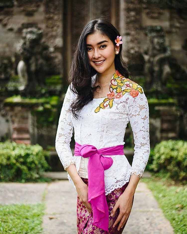 30+ Model Kebaya Bali (MODERN, BROKAT, KOMBINASI, TERBARU)