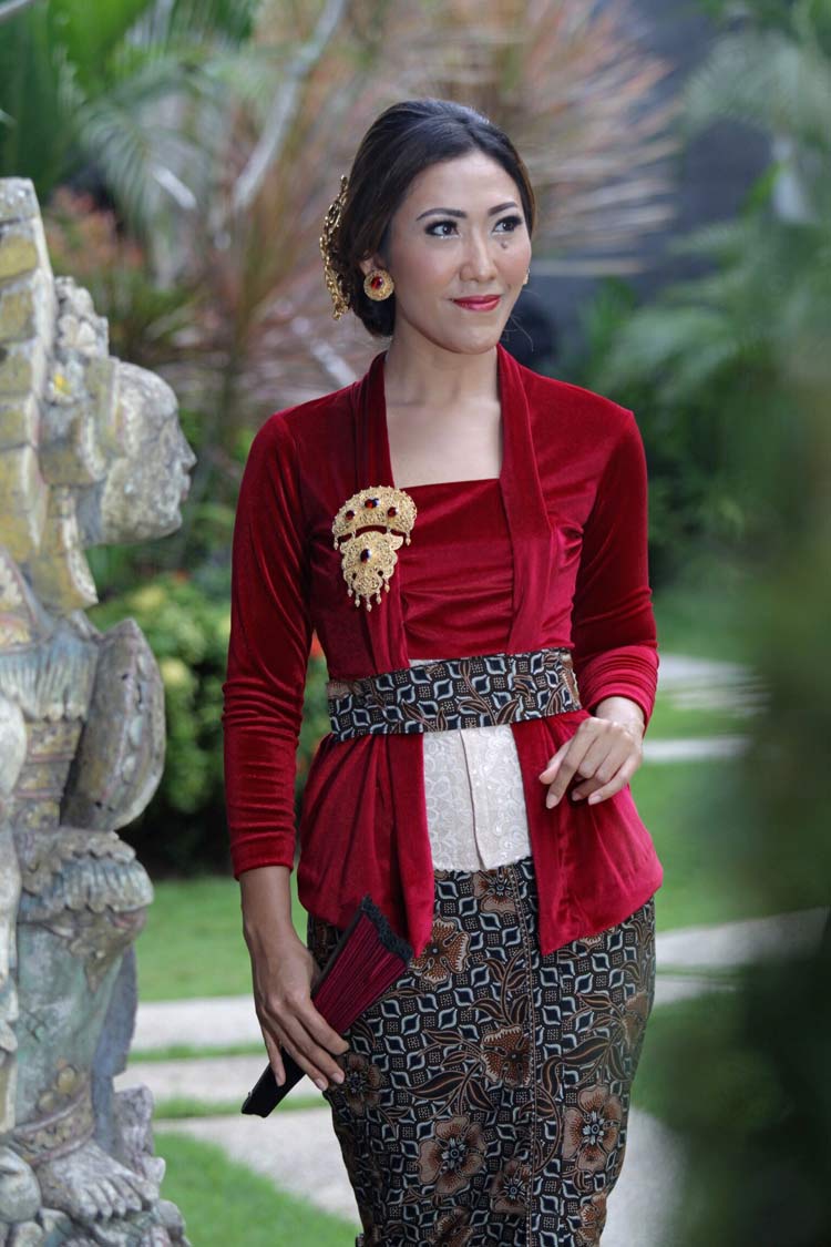 √ 30+ Model Kebaya Bali (MODERN, BROKAT, KOMBINASI, TERBARU)