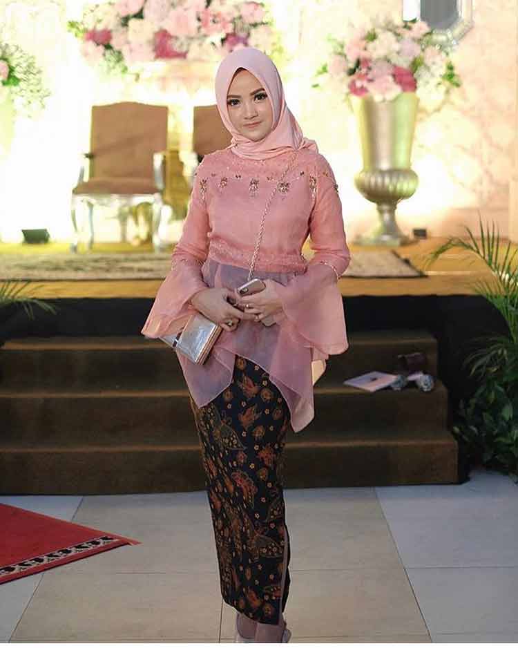 Hijab Yang Cocok Untuk Kebaya Warna Pink  Nusagates