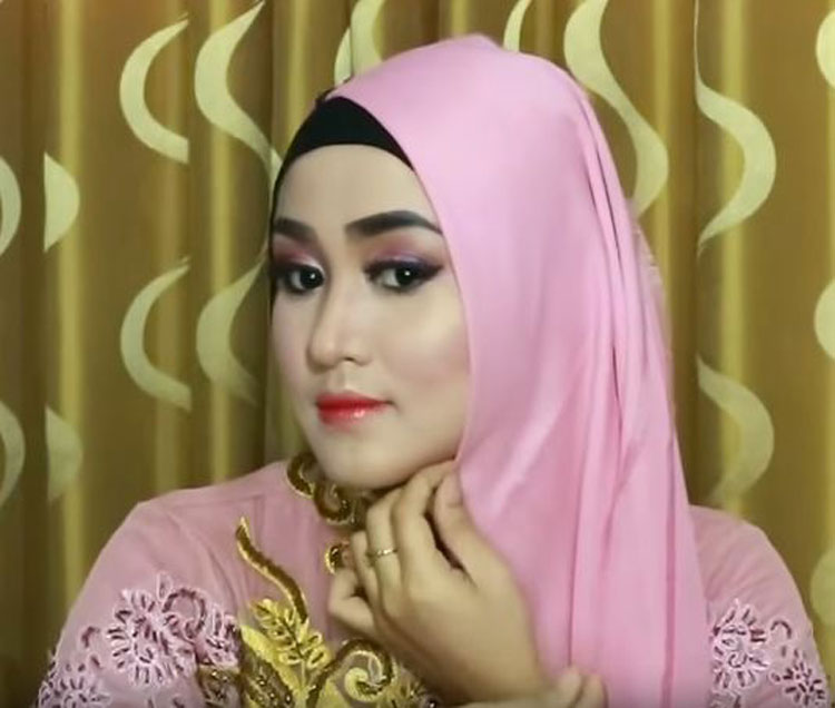  tutorial hijab wisuda tutup dada