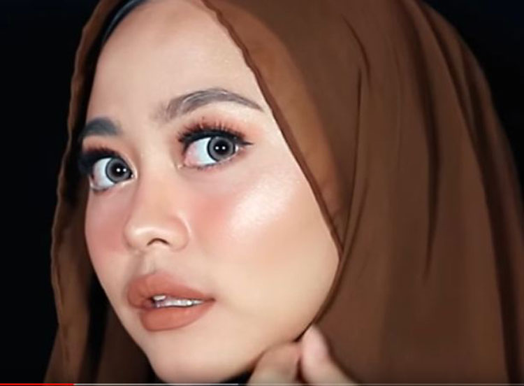 tutorial hijab pashmina yang menutup dada