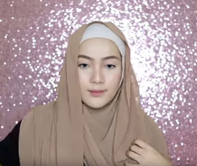 tutorial hijab pashmina untuk wisuda