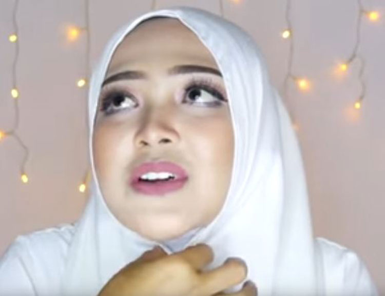 59 Tutorial Hijab Pashmina Simple Kebaya Pesta Satin