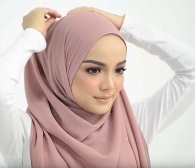 tutorial hijab pashmina hitam