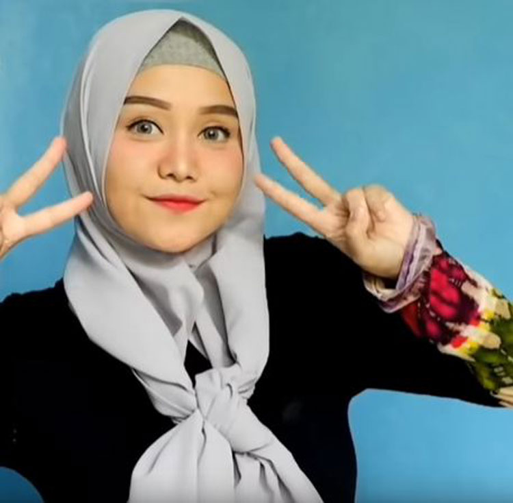59 Tutorial Hijab Pashmina Simple Kebaya Pesta Satin