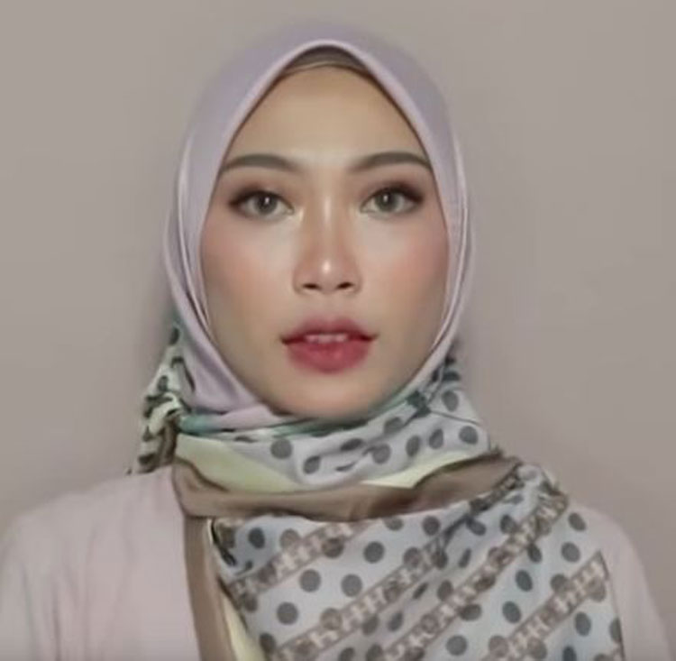 tutorial hijab segi empat menutup dada dan punggung 