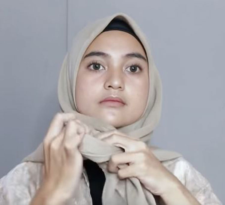 tutorial hijab segi empat rawis sederhana
