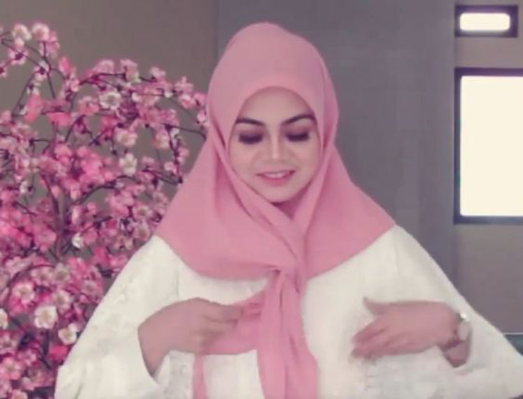 tutorial hijab segitiga pink