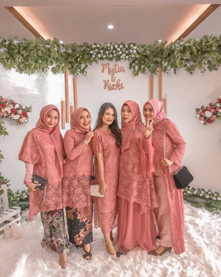 warna terang bridesmaid hijab
