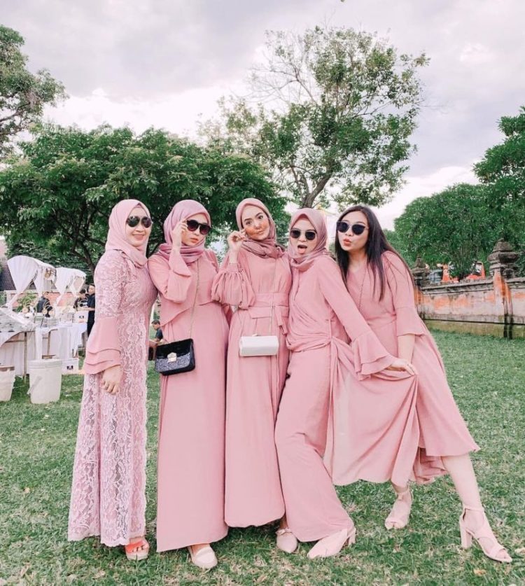 model baju bridesmaid tanpa hijab