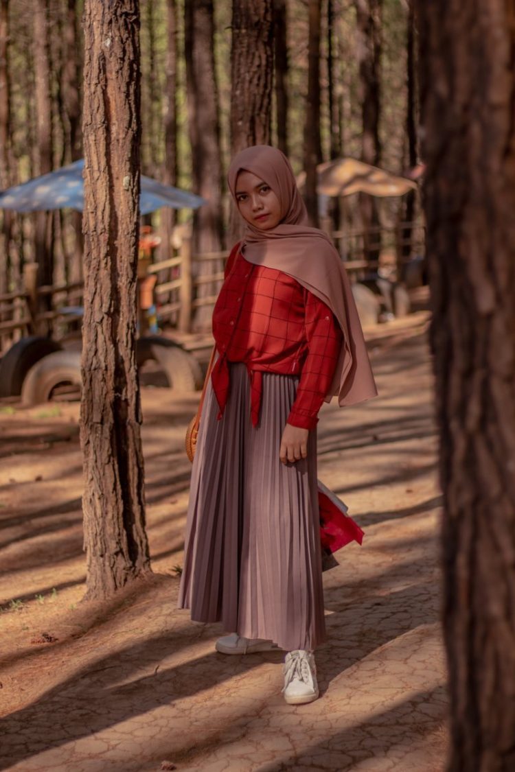 hijab photography di hutan pinus
