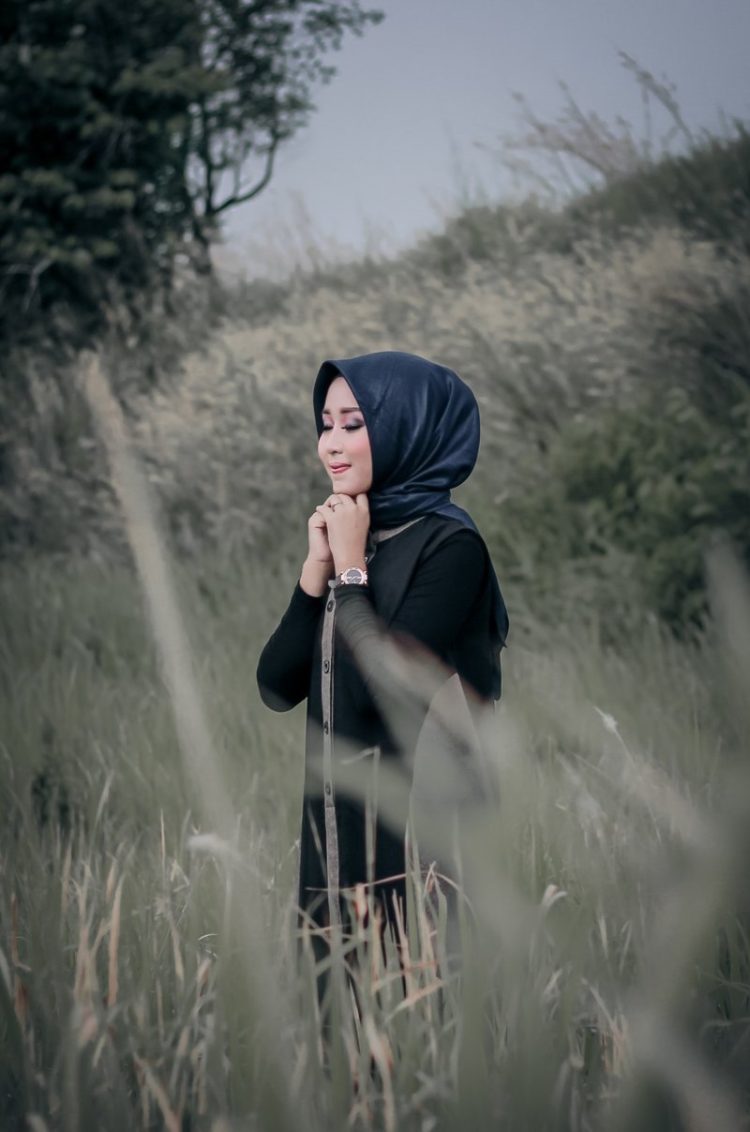 grass hijab photography
