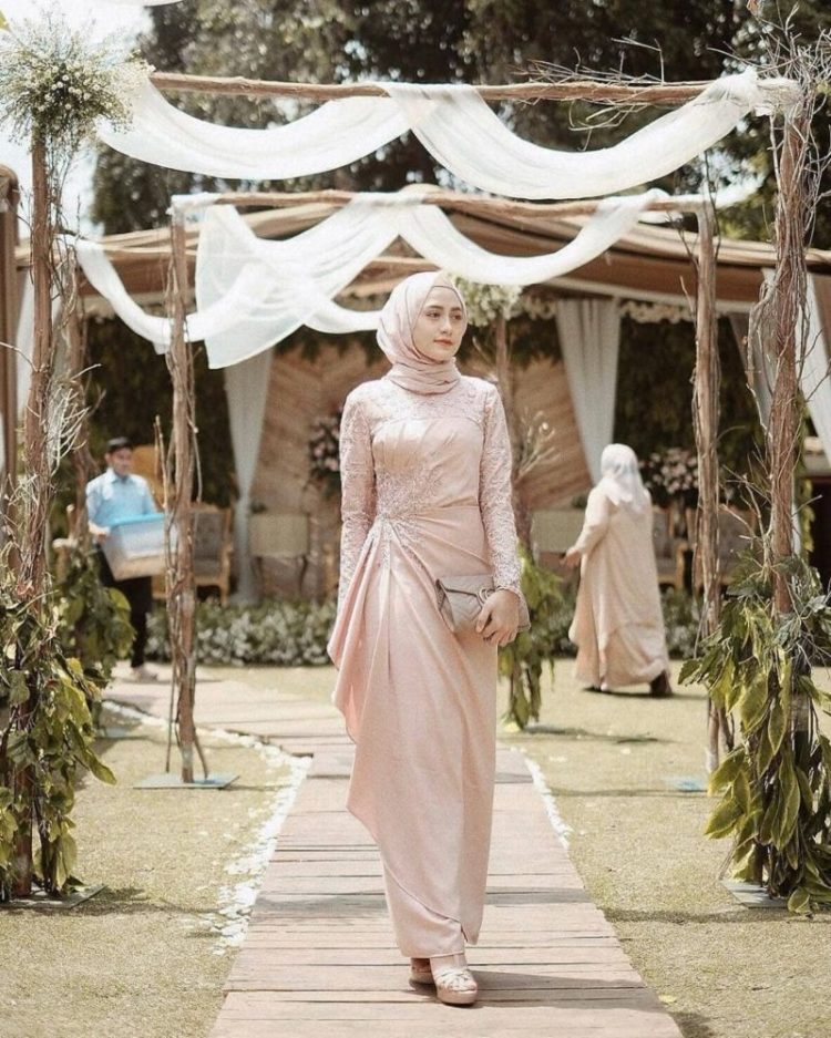 30+ Model Kebaya Modern Hijab (KUTU BARU, WISUDA, BATIK)
