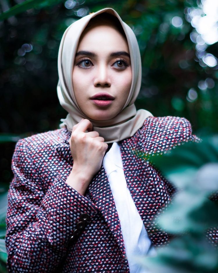 model hijab pesta menutup dada