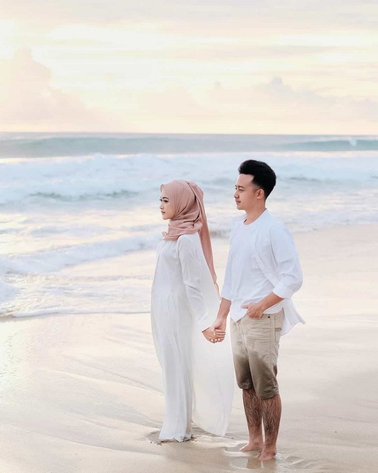 Gaya foto di pantai bersama pasangan hijab