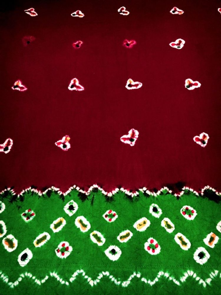 Batik jumputan dibuat dengan cara memberi motif pada kain putih dengan teknik