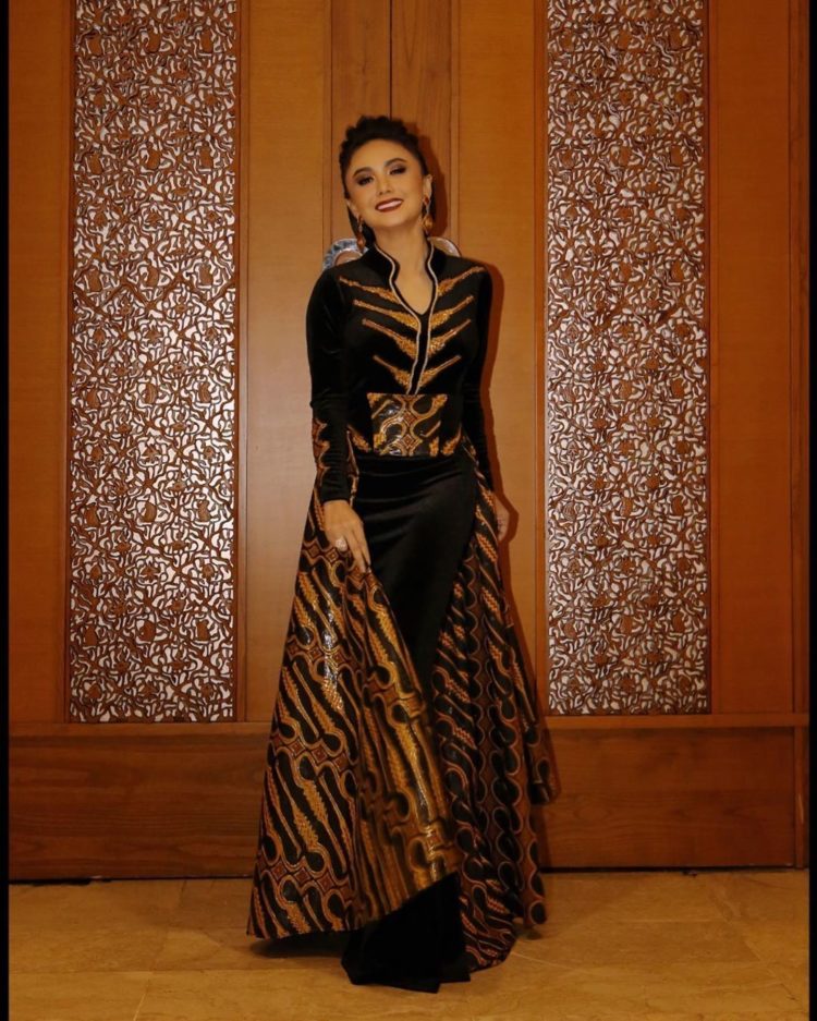 inspirasi long dress batik