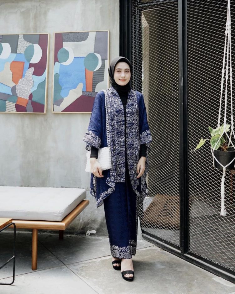 model setelan batik kerja wanita muslim