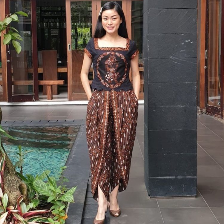 model baju batik couple unik